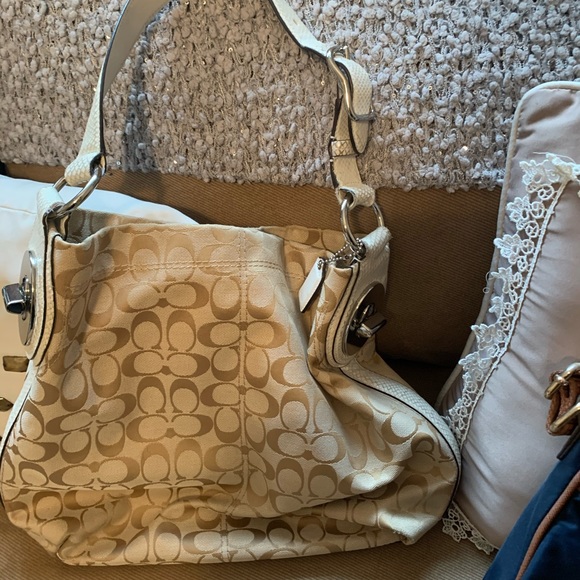 Calvin Klein Authentic Purse - Picture 5 of 6